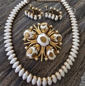 Cathe Vintage Brooch EUC Vintage-Inspired White & Gold Statement Necklace Set